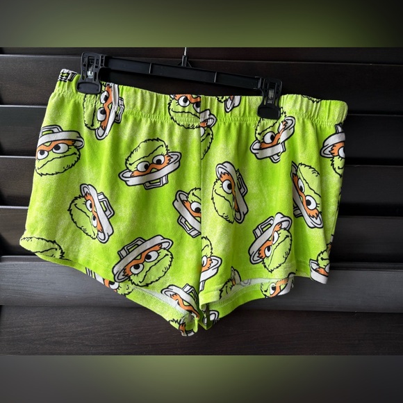💥SALE💥 Sesame Street Oscar The Grouch Womens Large Shorts Lounge Sleep Cozy - Picture 1 of 5